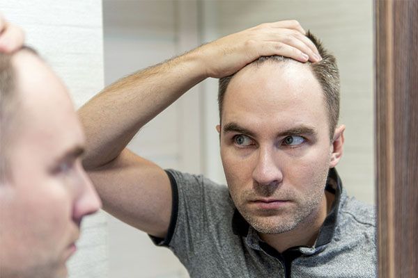 Homme se regardant dans le miroir