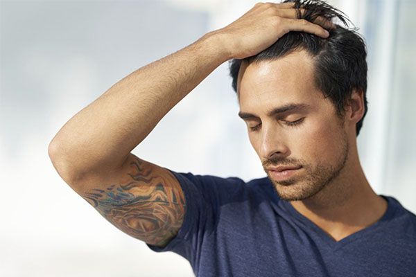 Vous trouverez ci-dessous la liste des minéraux et des vitamines que les spécialistes des traitements contre la perte de cheveux recommandent d’intégrer au régime alimentaire. Comme vous le verrez, la liste est composée de sept minéraux et de cinq autres vitamines qui influent de manière décisive sur la santé des cheveux.