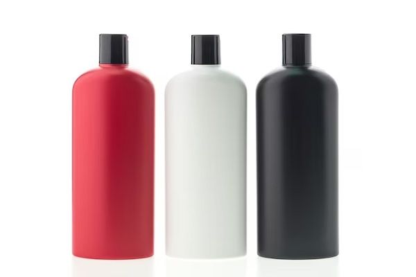 collection de trois contenants de shampoing. Shampooings antichute
