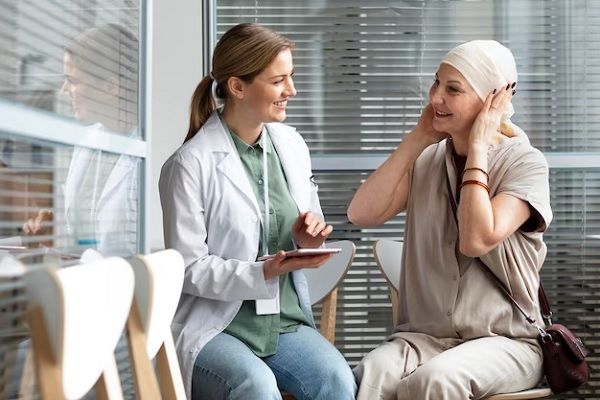 femme d'âge moyen atteinte d'un cancer de la peau parlant avec son médecin.
