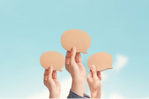 Trois mains levées qui portent des idées . resultat greffe de cheveux