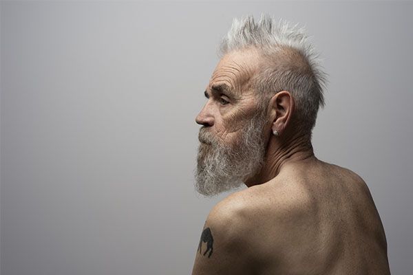 Comme nous l'avons dit au début de cet article, la chute des cheveux est normale chez l'homme, mais des facteurs tels que la génétique, le stress, l'alimentation ou encore les changements climatiques l'influencent.