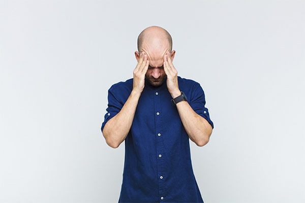 De nombreuses personnes qui subissent une perte de cheveux progressive sans voir les follicules pileux tombés repousser à l'endroit où ils se trouvaient auparavant se demandent s'il est possible d'arrêter la perte de cheveux et de repeupler les zones chauves par la suite. La réponse à ces deux questions est très simple : oui, il est possible de stopper la chute des cheveux et de les faire repousser là où ils n'ont pas poussé depuis longtemps.