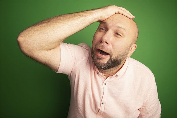 Lorsque nous constatons que la perte de cheveux dont nous souffrons est inhabituelle en raison de la forme ou du montant de notre chute, nous devons d’abord consulter un spécialiste en quête d’un diagnostic médical permettant d’en déterminer les raisons de notre calvitie naissante et comment commencer à y remédier le plus tôt possible.