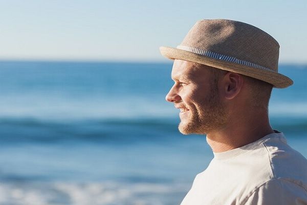 Homme regardant l'horizon