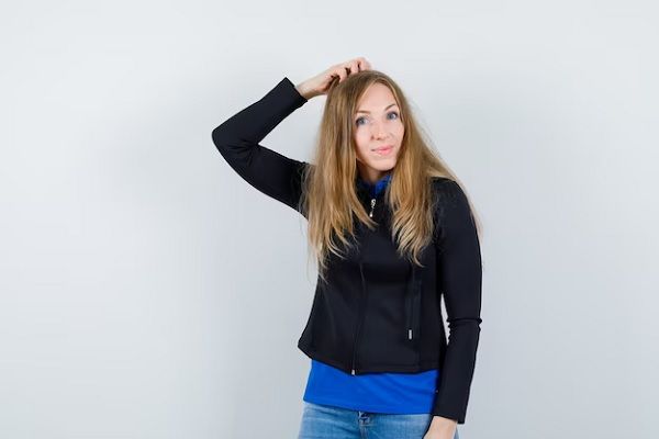 Jeune femme expressive posant en studio.