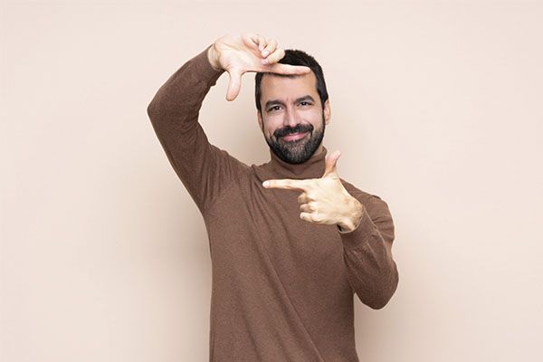 L'homme agite les mains,