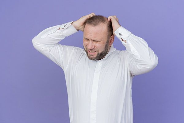 Homme inquiet avec les mains sur la tête, L’automne et la perte de cheveux