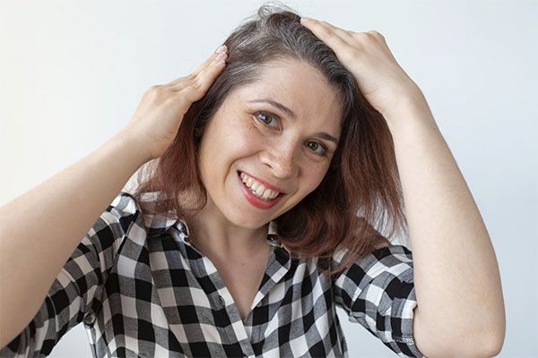 C'est la raison pour laquelle la plupart des spécialistes mettent en garde contre l'importance d'agir le plus tôt possible pour éviter que la calvitie ne s'aggrave et ne devienne beaucoup plus compliquée - et pourquoi ne pas le dire, également coûteuse - à regagner son apparence avant l'automne.