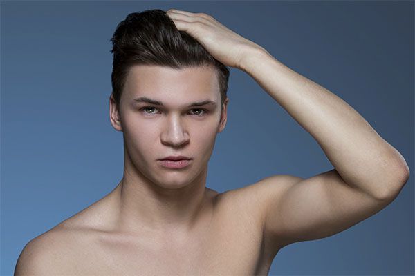 De nombreuses personnes, en particulier les plus jeunes, se demandent à quel âge il est courant que les cheveux commencent à tomber. À quel âge commence la chute de cheveux ?