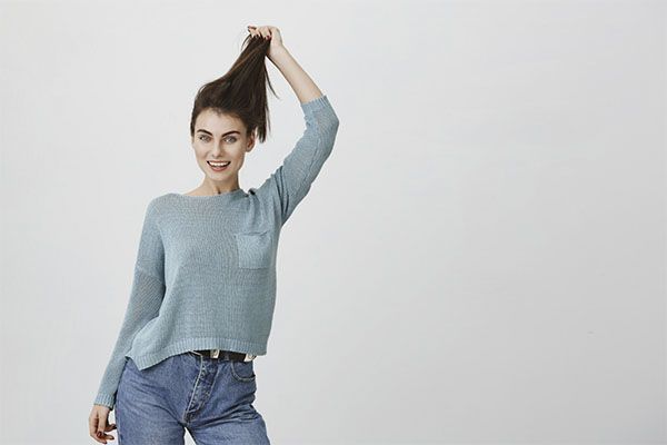 Belle femme se tenant les cheveux