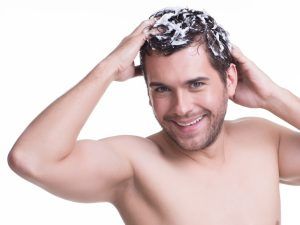 Vue de face homme se lavant les cheveux