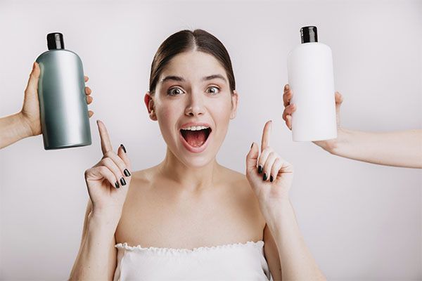 Une femme choisit le meilleur shampoing à utiliser. shampooings pour croissance des cheveux