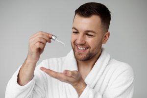 Jeune femme appliquant un traitement anti-âge