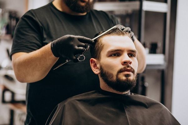 Client faisant une coupe de cheveux dans un salon de coiffure. coupes de cheveux idéale pour les visages ronds