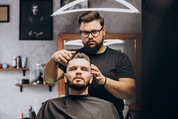 coiffeur blessant les cheveux d'un client. 