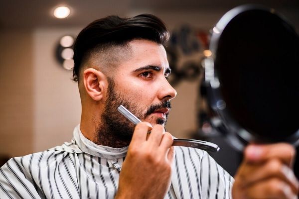 Client coiffeur se regardant dans le miroir. 