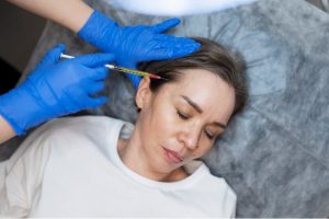 Vue du dessus d'une femme recevant un traitement prp