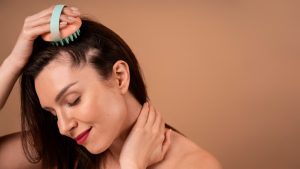 Femme à mi-mollet se faisant masser le cuir chevelu