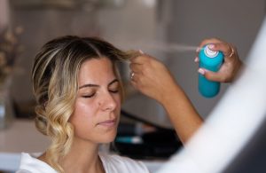 Mariée se faisant coiffer vue de côté