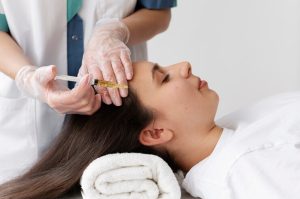 Femme vue de profil recevant un traitement prp
