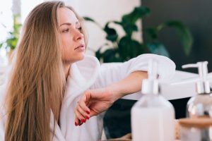 Fille blonde se préparant dans la salle de bain