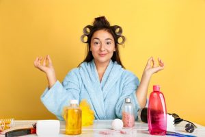 Portrait d'une jeune femme caucasienne lors de sa journée de beauté et de soins de la peau.