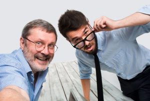Deux collègues se prenant en photo au bureau