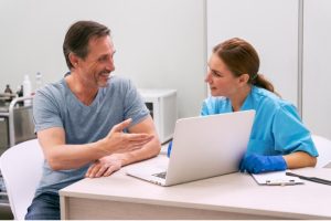 Homme adulte recevant un traitement contre la perte de cheveux