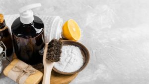 Grand angle de produits de nettoyage écologiques avec du savon et de l'espace de copie