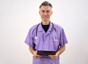 Un médecin écrit au sujet d'un examen médical de routine