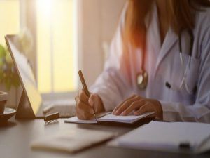 Un médecin écrit au sujet d'un examen médical de routine