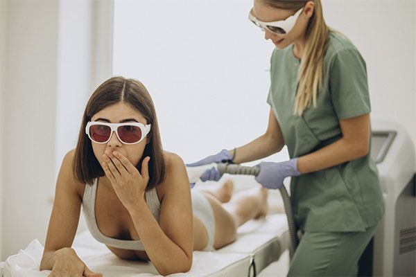 Femme recevant un traitement corporel par un spécialiste.