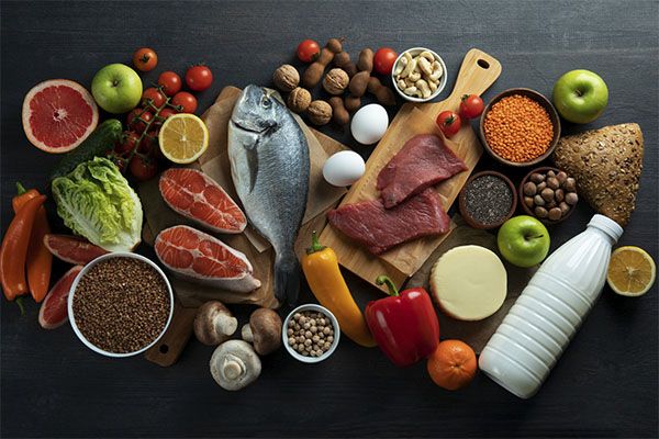 Assortiment de pyramides alimentaires réelles vue du dessus