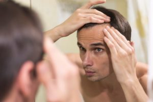 Homme de près préparant les cheveux