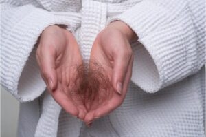 Problème de perte de cheveux cheveux dans la main isolés cheveux endommagés et malsains dans la main gros plan