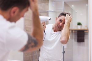 Réunion importante aujourd'hui, je dois me montrer sous mon meilleur jour- greffe de cheveux en France