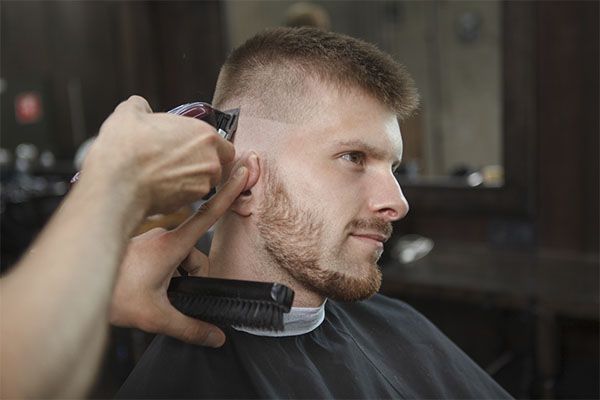 Les coupes asymétriques et les styles de cheveux désordonnés pourraient également rester en vogue.