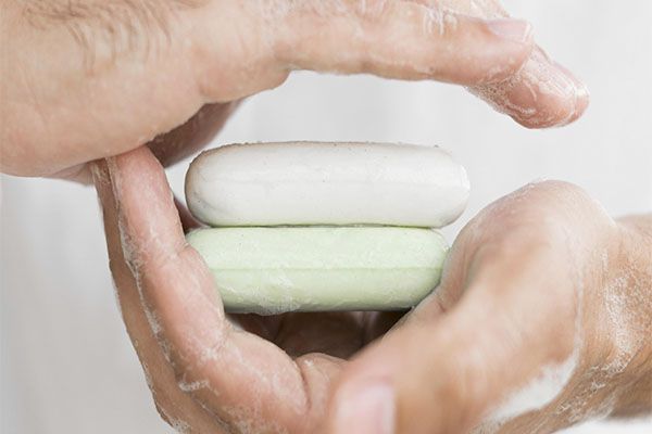 Le shampoing solide est une alternative écologique et économique aux shampoings liquides classiques. Fabriquer son propre shampoing solide maison est facile et amusant, et permet de personnaliser sa recette en fonction de ses besoins capillaires. Dans cet article, nous vous expliquons comment fabriquer votre propre shampoing solide maison, quels sont les ingrédients nécessaires et comment l’utiliser et le stocker correctement.