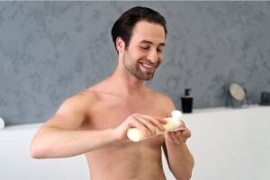 Homme effectuant son rituel d'auto-soin