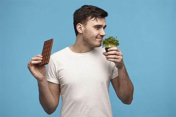 Les protéines sont essentielles pour la santé des cheveux. Les cheveux sont en grande partie composés de kératine, une protéine fibreuse qui leur donne leur structure. Les aliments riches en protéines comme les viandes, les œufs et les produits laitiers peuvent aider à renforcer les cheveux en fournissant les acides aminés nécessaires à la production de kératine.