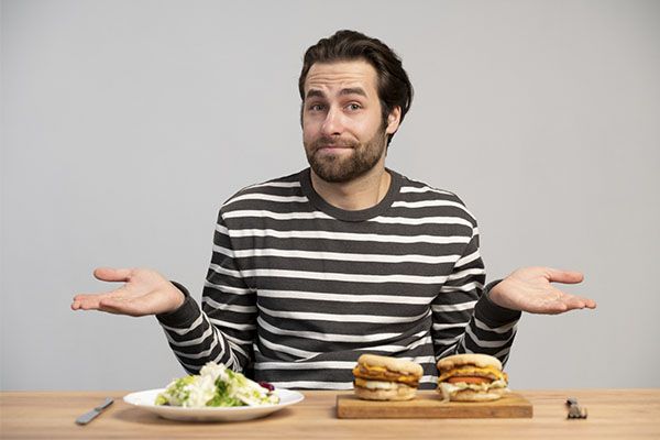  Des cheveux forts et sains sont le signe d’une bonne santé et d’un mode de vie équilibré. En plus d’une bonne hygiène capillaire, il est important de s’assurer que notre alimentation contient des nutriments essentiels pour la santé des cheveux. Dans cet article, nous allons explorer les aliments qui renforcent les cheveux, comment ils peuvent contribuer à améliorer leur aspect et leur santé. En plus, 4 recettes avec les aliments qui renforcent les cheveux. 