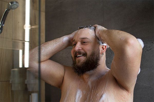Les shampoings contiennent souvent des sulfates, des silicones et des parabènes. Bien qu’ils aient des fonctions différentes, les conservateurs et agents moussants sont souvent utilisés.