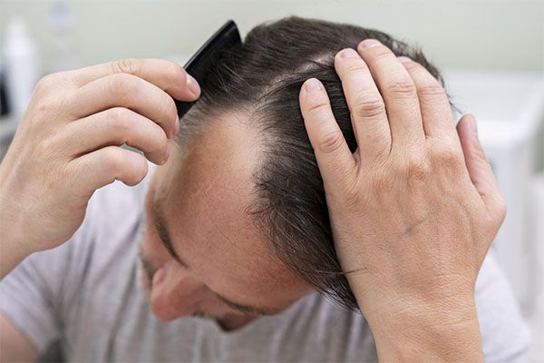  Il est conseillé d'attendre que plus de 60 % des cheveux soient secs avant de les peigner