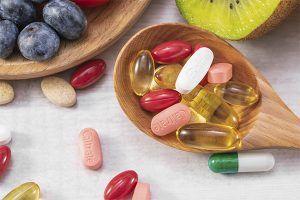Pourquoi les vitamines et compléments alimentaires avant une greffe de cheveux sont essentiels ?