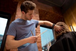 Coiffeur soignant son client