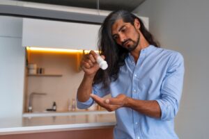 Plan moyen d'un homme utilisant du shampoing sec à la maison