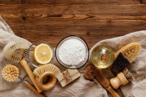 Vue de dessus des brosses et du bicarbonate de soude.