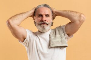 Vue de face d'un homme âgé barbu et séduisant