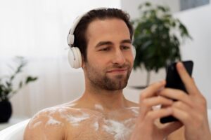 Homme effectuant son rituel de toilettage